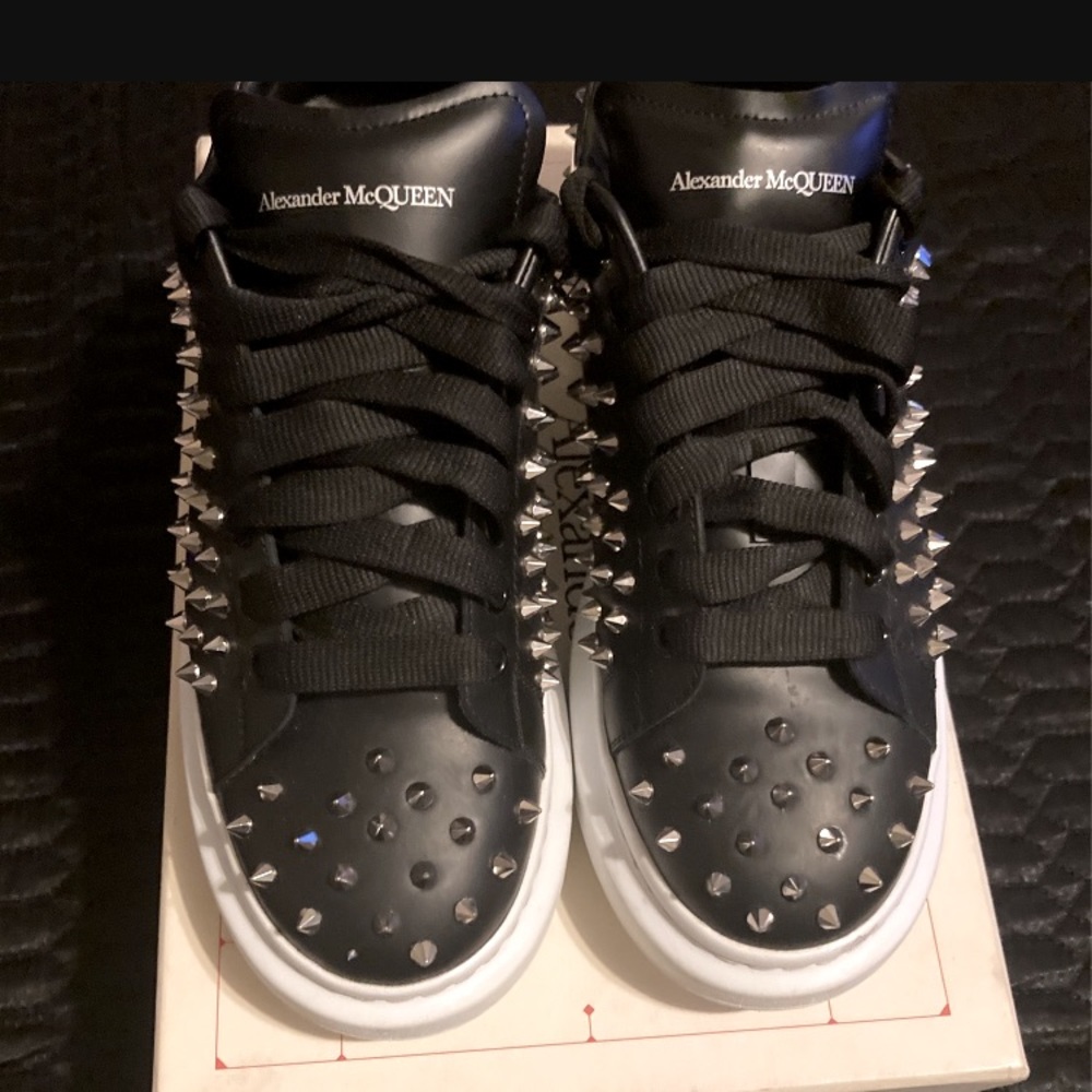 I’m selling a designer shoe